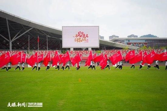 由谷德昭执导，陈奕迅、李荣浩、李一桐主演的喜剧动作电影《卧底巨星》公布了首批剧照，电影中的人物形象首度曝光，陈奕迅一身紫色的中式唐装加上一顶同色系的帽子，十分;浮夸；而李荣浩、李一桐则一身休闲装，亲切又接地气，夸张戏谑与朴素低调的反差也暗示了剧情的矛盾冲突